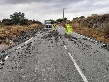 Imagen Alrededor de sesenta operarios de la Diputación trabajan en la Red Provincial para limpiar cunetas y carreteras tras las fuertes...